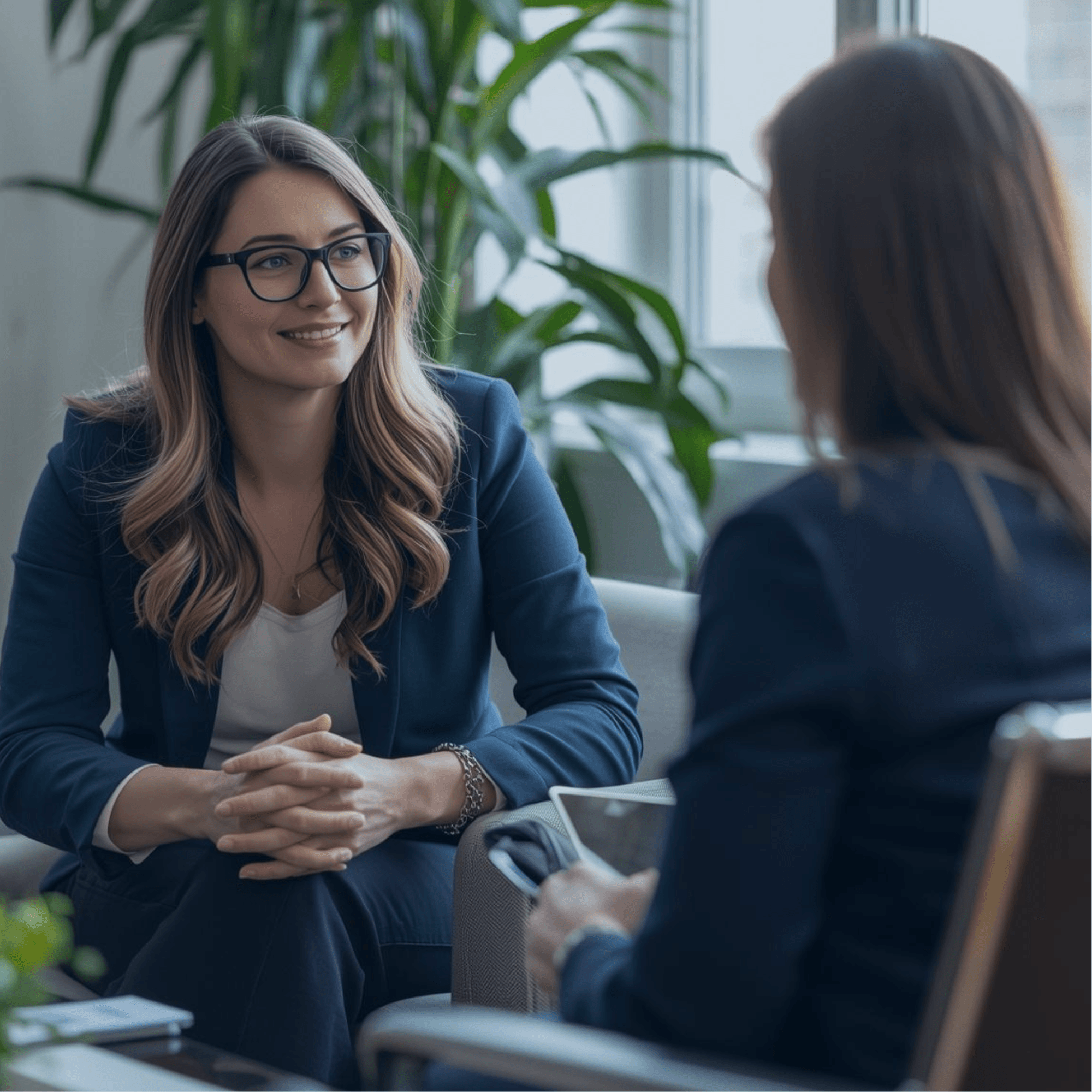 Ejerleder i dialog med økonomisk rådgiver om overblik, regnskab og næste skridt i virksomheden.