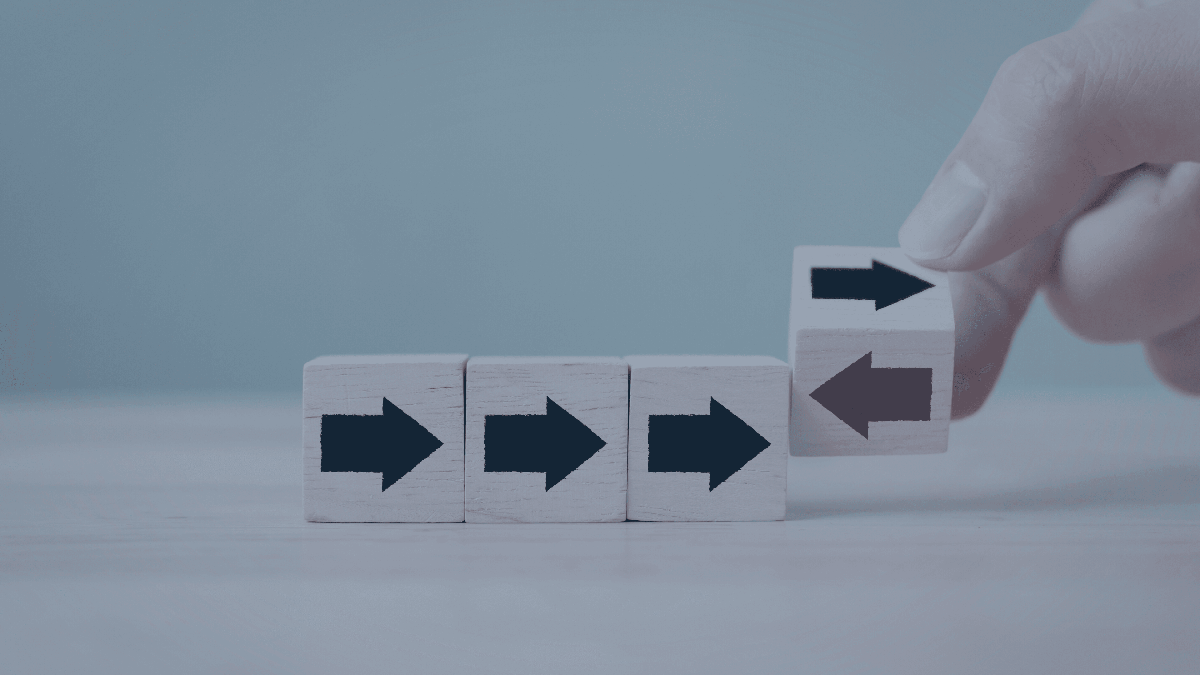 Justering af træklods i rækkefølge, der symboliserer strategisk styring og økonomisk retning.