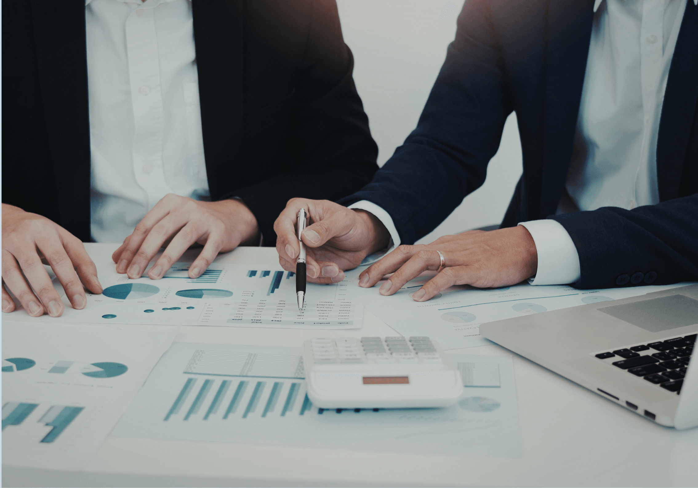 Professionelle rådgivere gennemgår regnskabstal og økonomiske rapporter i struktureret samarbejde